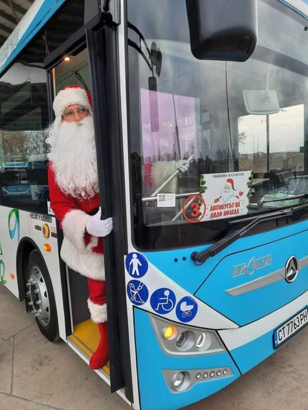 Дядо Коледа донесе подаръците на децата, които му написаха писмо със своите желания