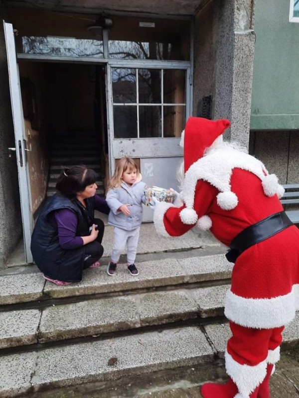 Дядо Коледа донесе подаръците на децата, които му написаха писмо със своите желания