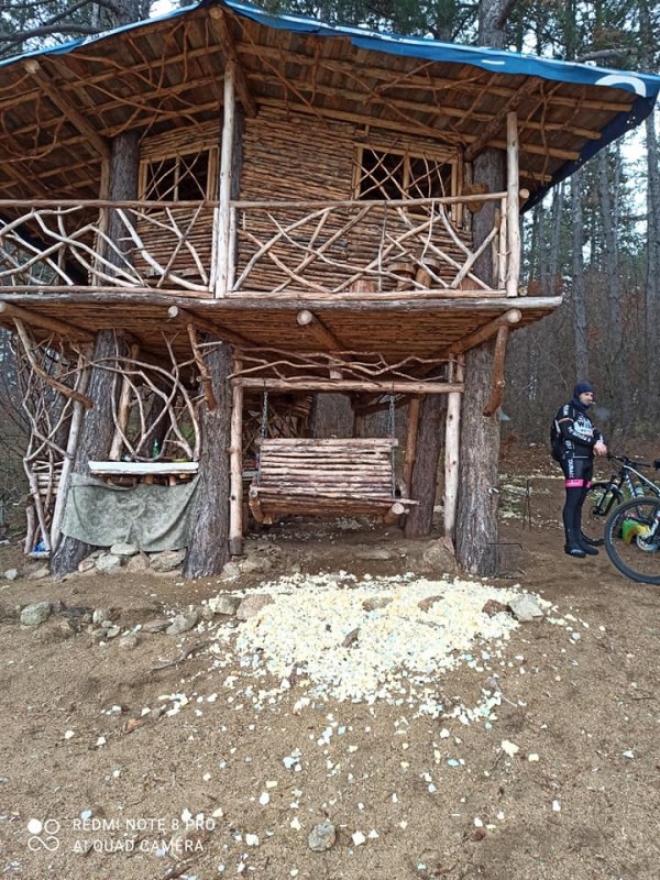 Служителите на Екоконтрол почистиха къщичката край яз.Копринка