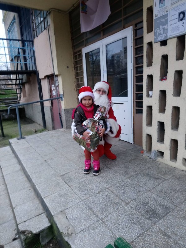 Дядо Коледа донесе подаръците на децата, които му написаха писмо със своите желания