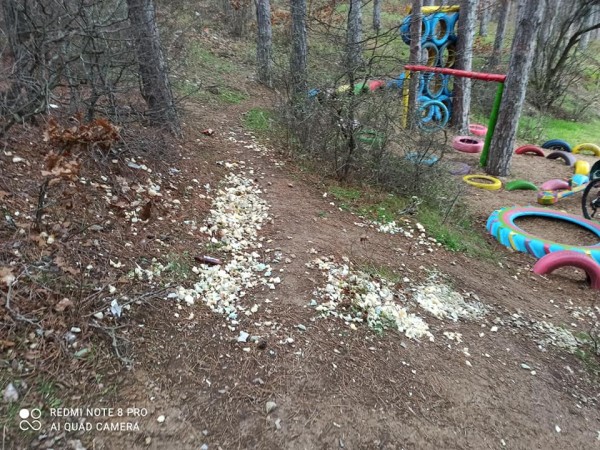 Служителите на Екоконтрол почистиха къщичката край яз.Копринка