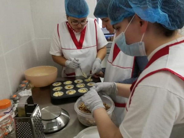 Коледни изненади от Кмета на Казанлък за възрастните хора в домовете