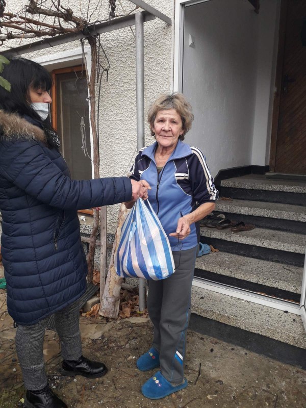 Кметство Шипка отново подкрепи самотноживеещи възрастни хора за Коледа