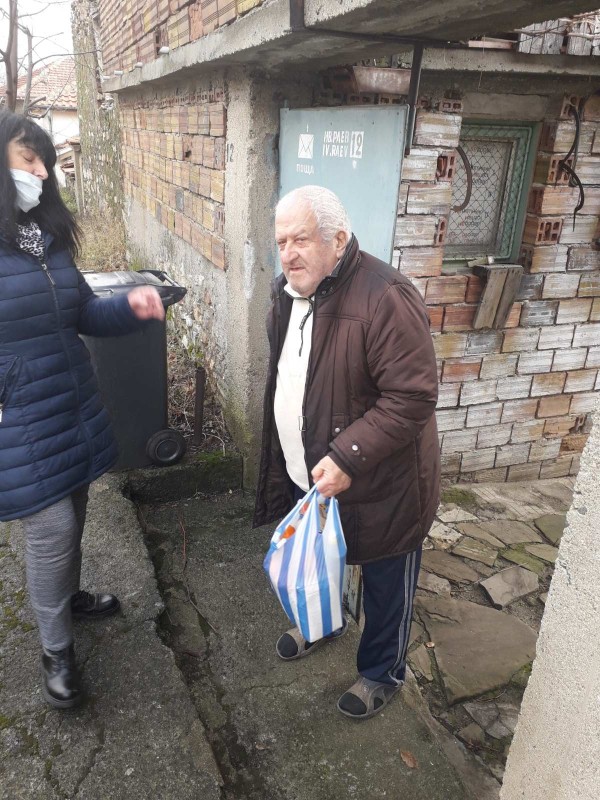 Кметство Шипка отново подкрепи самотноживеещи възрастни хора за Коледа