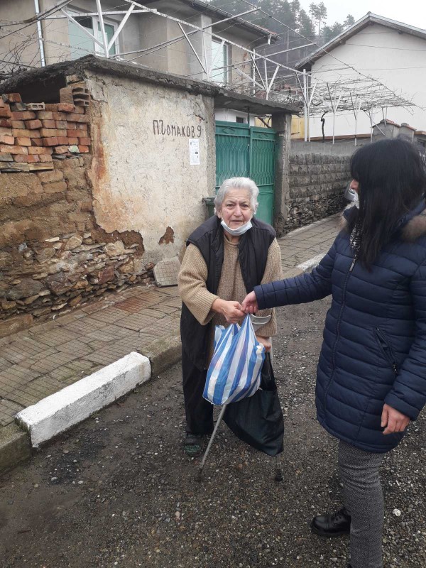 Кметство Шипка отново подкрепи самотноживеещи възрастни хора за Коледа