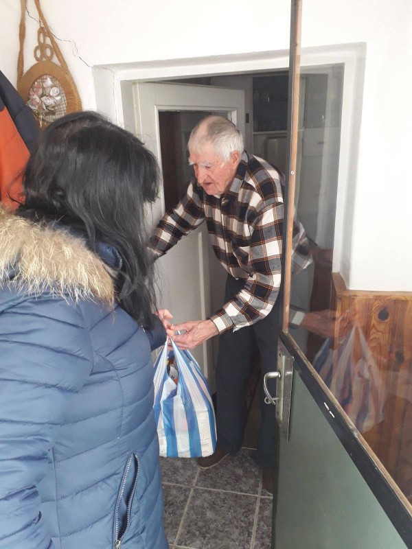 Кметство Шипка отново подкрепи самотноживеещи възрастни хора за Коледа