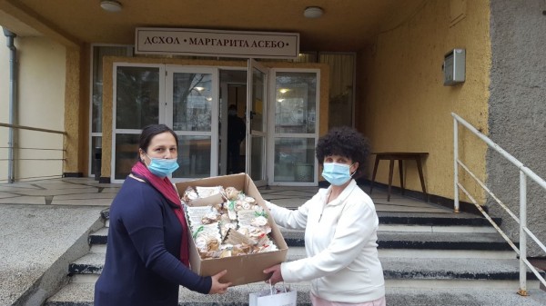 Коледни изненади от Кмета на Казанлък за възрастните хора в домовете