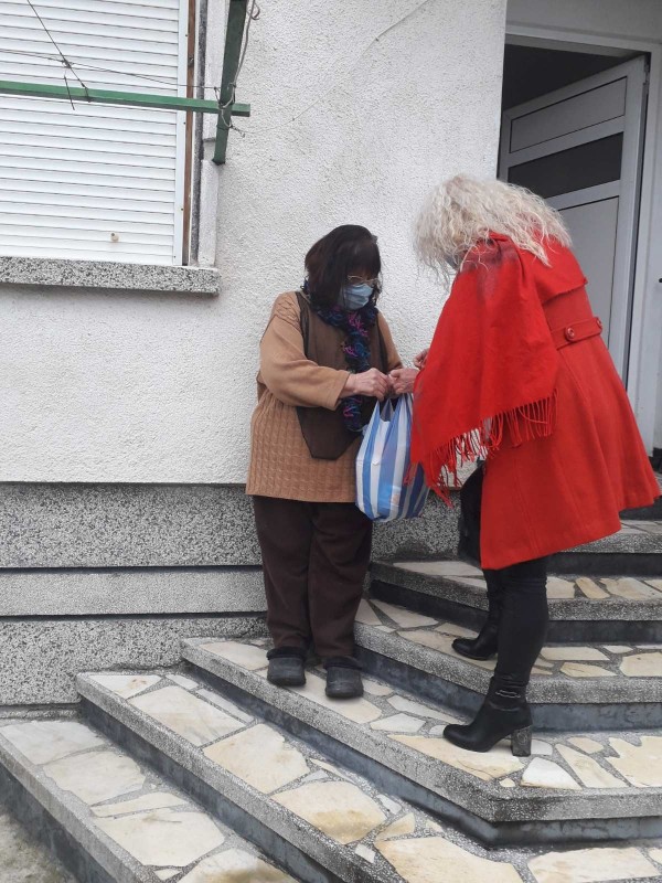 Кметство Шипка отново подкрепи самотноживеещи възрастни хора за Коледа