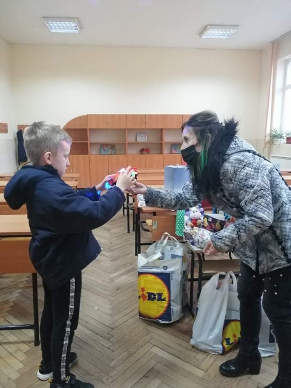 Ученици, родители и учители зарадваха третокласник от ОУ “Кулата“