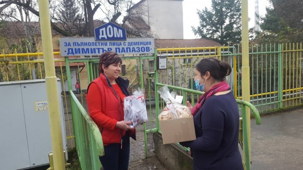 Коледни изненади от Кмета на Казанлък за възрастните хора в домовете