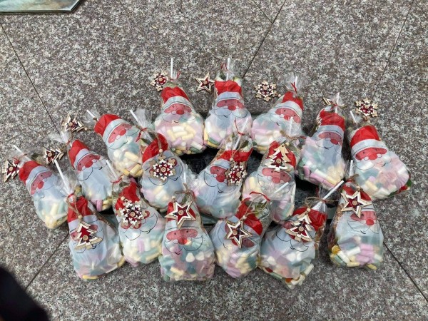 Дванайсетокласници обсипаха с коледни подаръци деца в нужда