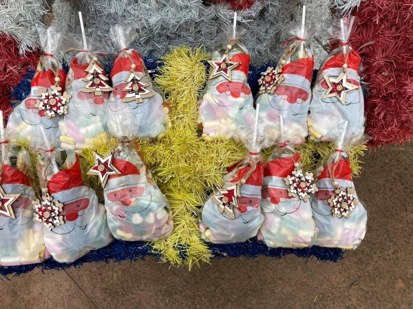 Дванайсетокласници обсипаха с коледни подаръци деца в нужда