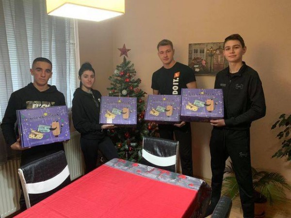 660 пакета с коледни подаръци от Германия изненадаха децата на Шипка