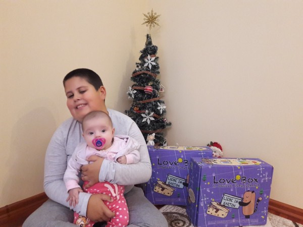 660 пакета с коледни подаръци от Германия изненадаха децата на Шипка