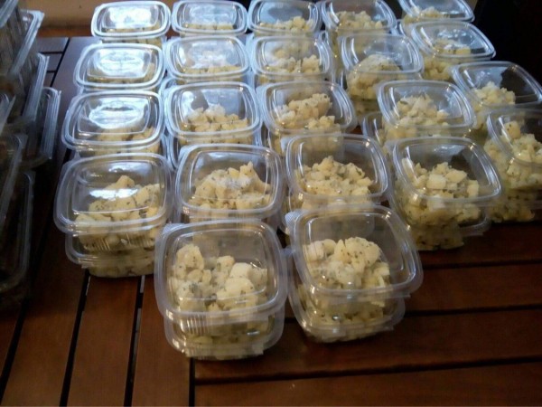 Кметство Енина подари богата вечеря на 45 жители