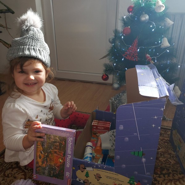 660 пакета с коледни подаръци от Германия изненадаха децата на Шипка