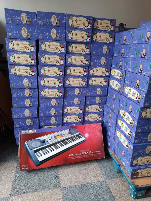 660 пакета с коледни подаръци от Германия изненадаха децата на Шипка