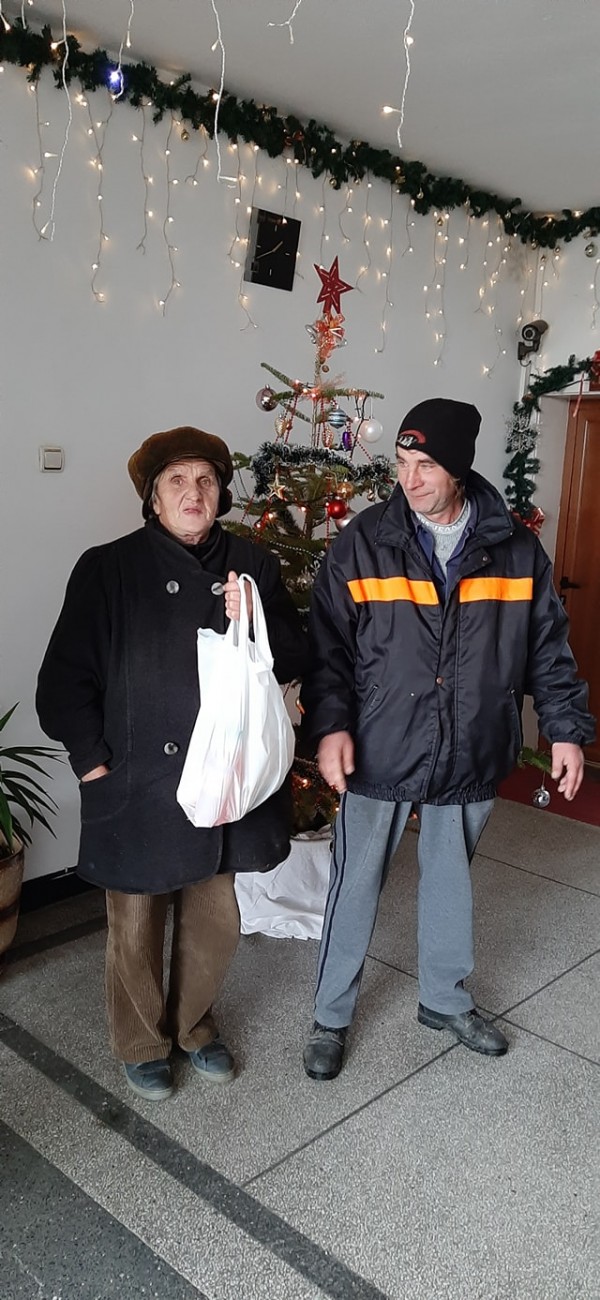 Кметство Енина подари богата вечеря на 45 жители