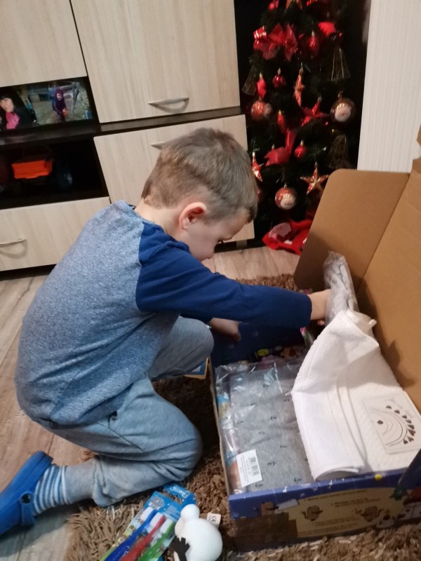 660 пакета с коледни подаръци от Германия изненадаха децата на Шипка