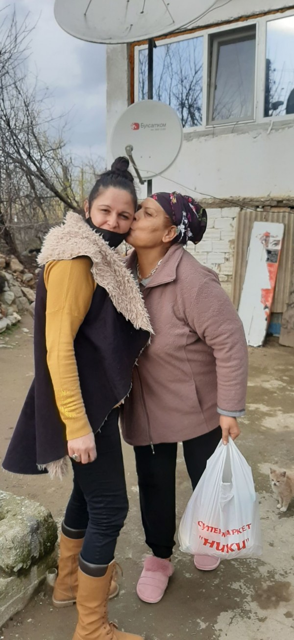 Кметство Енина и дарители отрупаха трапезите на 60 човека за новогодишната нощ