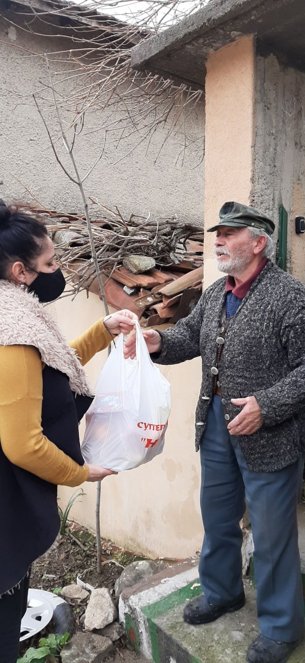 Кметство Енина и дарители отрупаха трапезите на 60 човека за новогодишната нощ