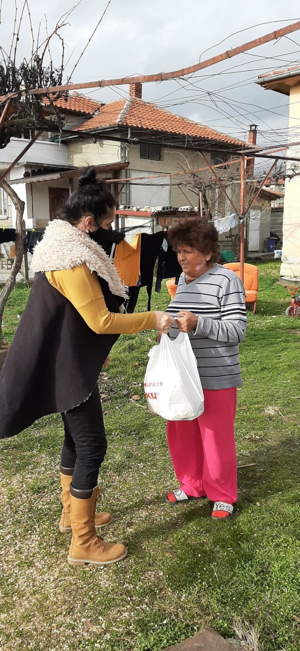 Кметство Енина и дарители отрупаха трапезите на 60 човека за новогодишната нощ