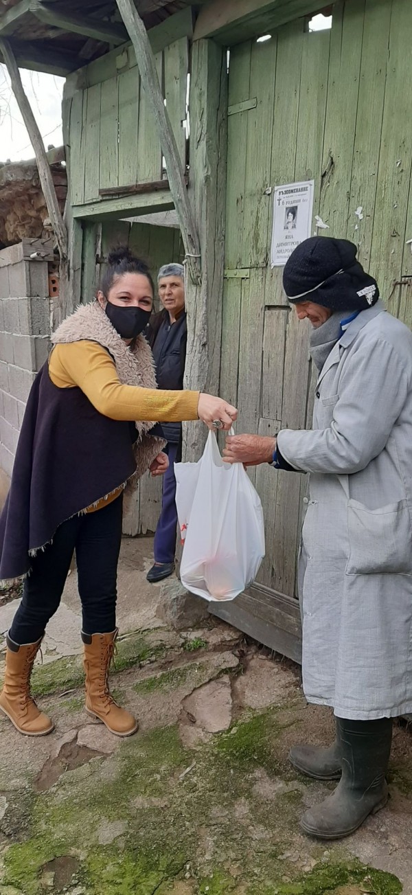 Кметство Енина и дарители отрупаха трапезите на 60 човека за новогодишната нощ