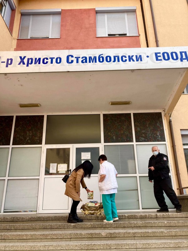 Благотворителна кампания дари 145 книги за малчуганите в казанлъшката болница