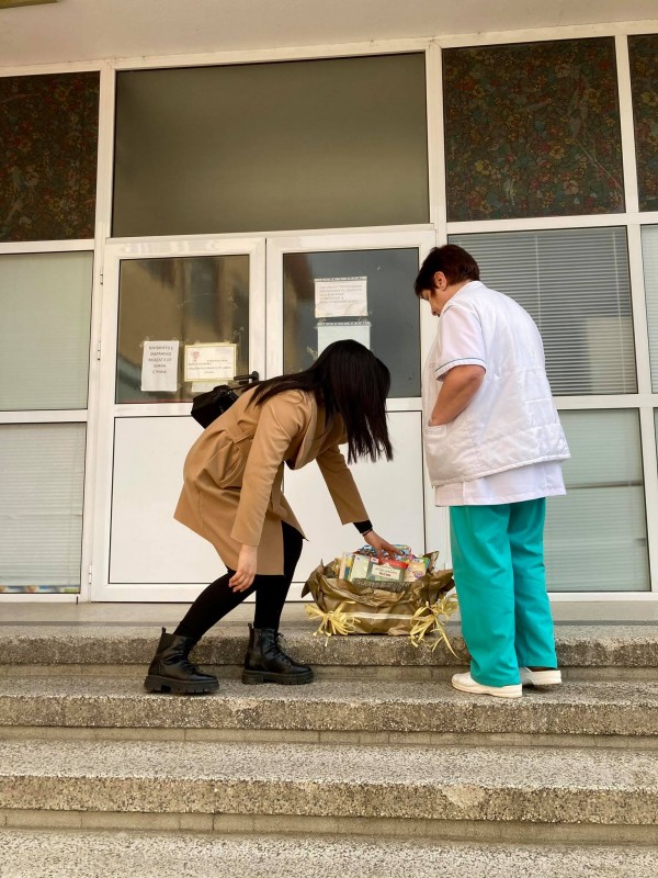 Благотворителна кампания дари 145 книги за малчуганите в казанлъшката болница