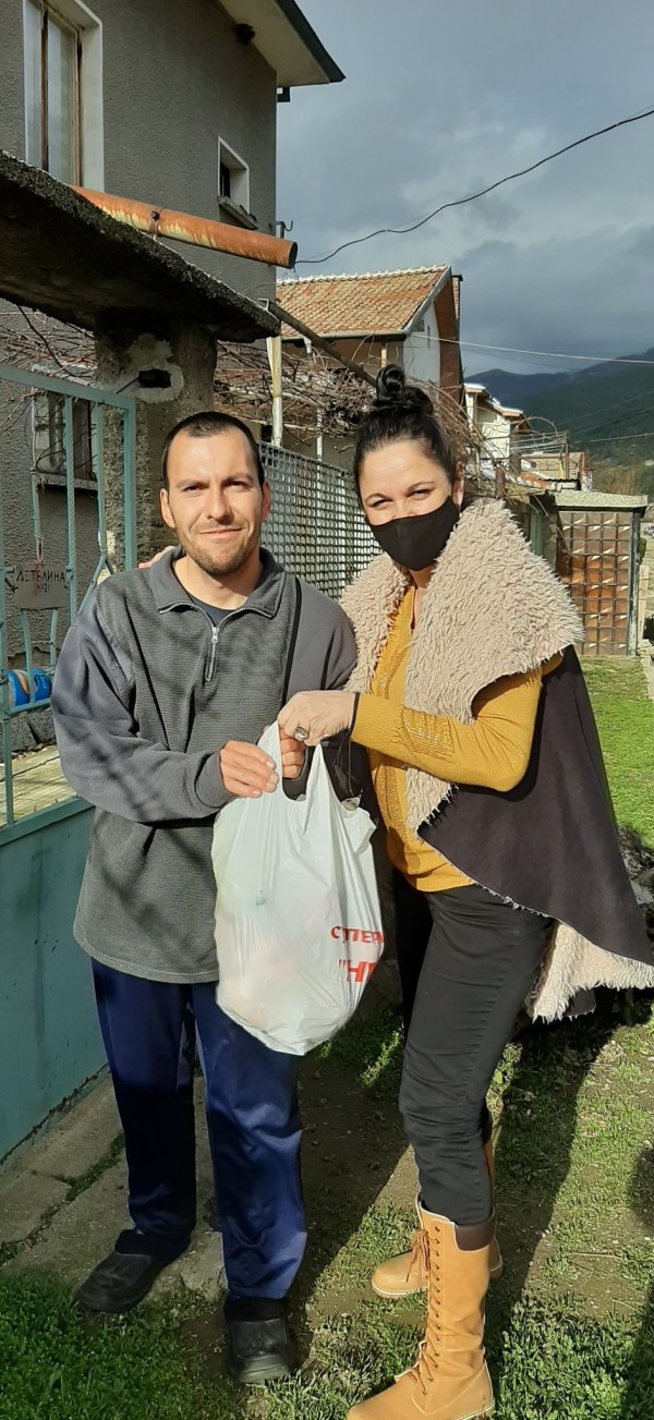 Кметство Енина и дарители отрупаха трапезите на 60 човека за новогодишната нощ