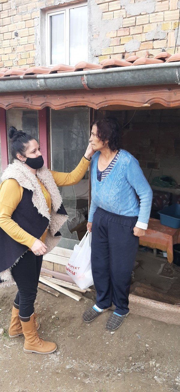 Кметство Енина и дарители отрупаха трапезите на 60 човека за новогодишната нощ