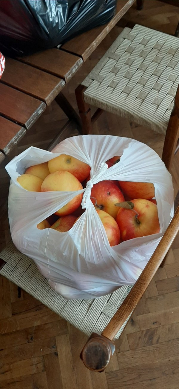 Кметство Енина и дарители отрупаха трапезите на 60 човека за новогодишната нощ