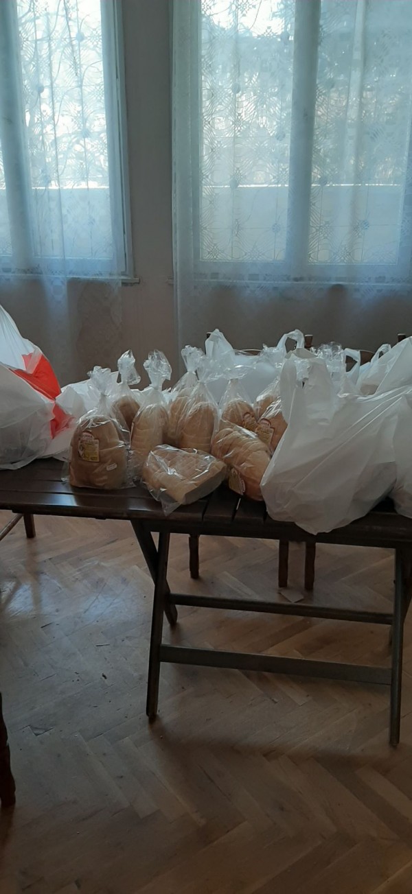 Кметство Енина и дарители отрупаха трапезите на 60 човека за новогодишната нощ