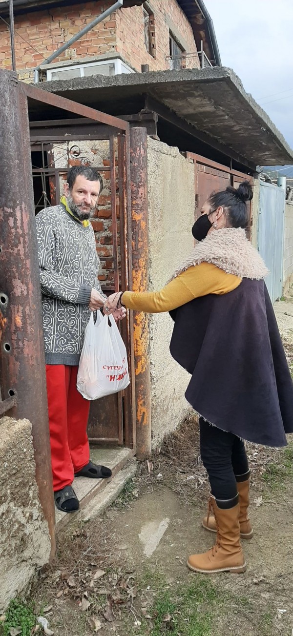 Кметство Енина и дарители отрупаха трапезите на 60 човека за новогодишната нощ