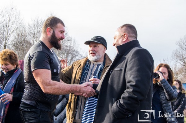 Давид Жеков извади Богоявленския кръст в Павел баня