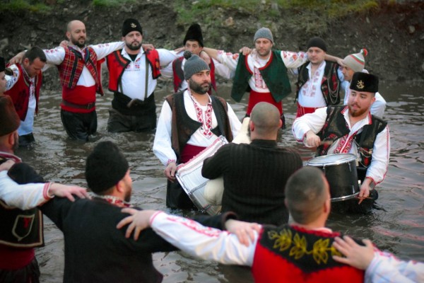 Казанлъчанинът Стойно Даскалов спаси кръста в Шипка