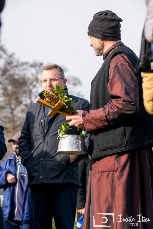 Давид Жеков извади Богоявленския кръст в Павел баня