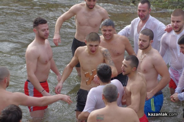 Йоанис Ксантопулос спаси кръста в Казанлък. Предаде го на най-малкия участник Никола Крушков