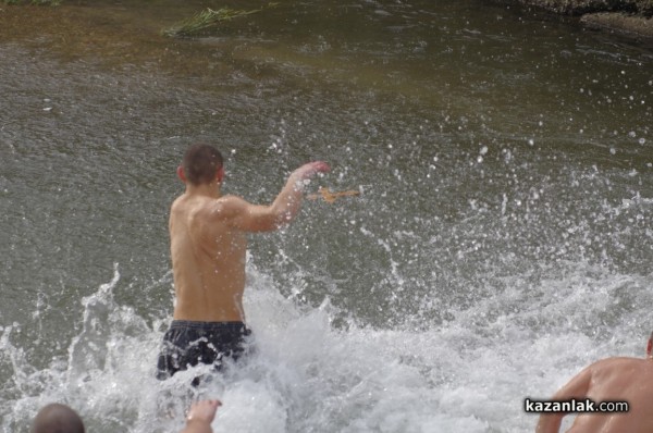 Йоанис Ксантопулос спаси кръста в Казанлък. Предаде го на най-малкия участник Никола Крушков