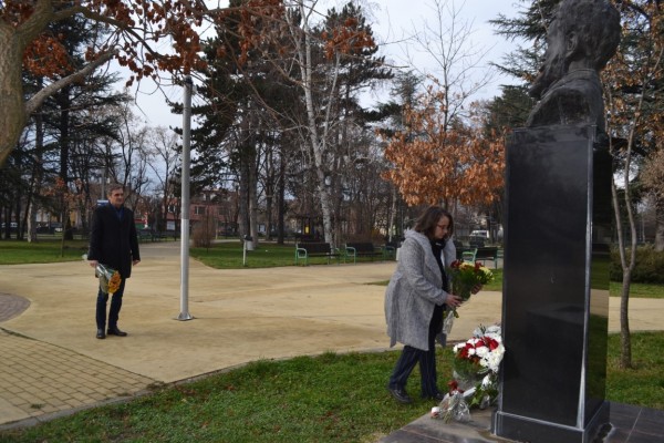 Поклон и цветя за Ботев