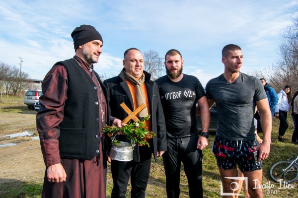 Давид Жеков извади Богоявленския кръст в Павел баня