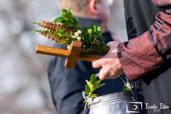 Давид Жеков извади Богоявленския кръст в Павел баня