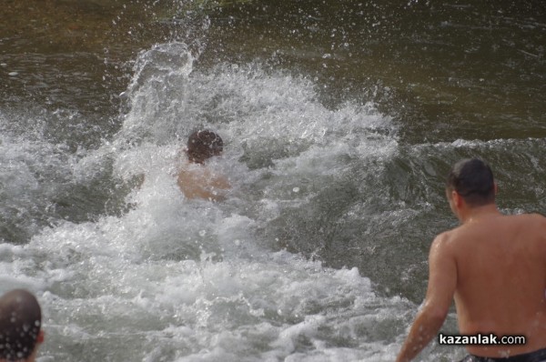 Йоанис Ксантопулос спаси кръста в Казанлък. Предаде го на най-малкия участник Никола Крушков