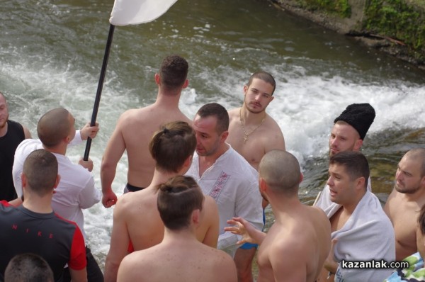 Йоанис Ксантопулос спаси кръста в Казанлък. Предаде го на най-малкия участник Никола Крушков