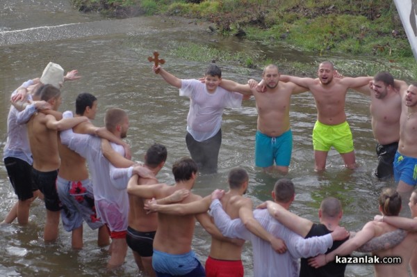 Йоанис Ксантопулос спаси кръста в Казанлък. Предаде го на най-малкия участник Никола Крушков
