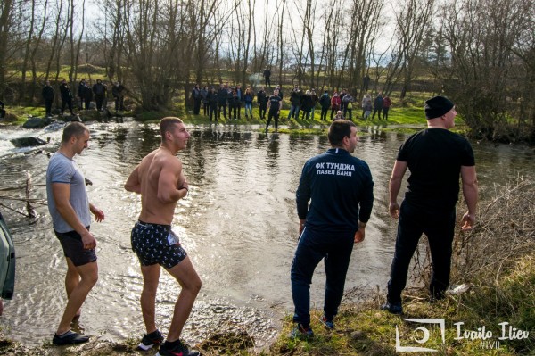 Давид Жеков извади Богоявленския кръст в Павел баня