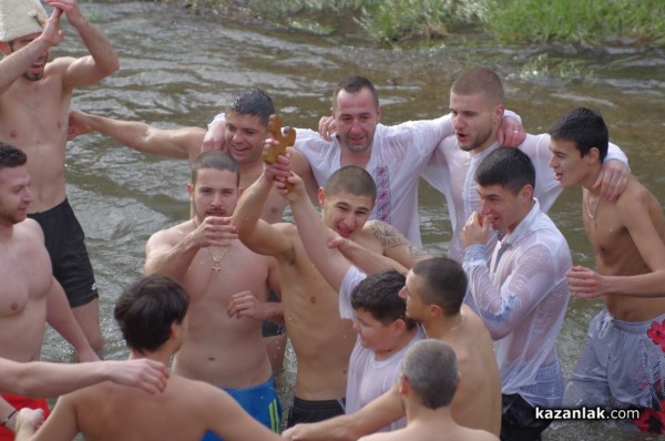 Йоанис Ксантопулос спаси кръста в Казанлък. Предаде го на най-малкия участник Никола Крушков