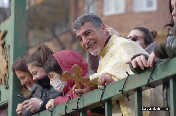 Йоанис Ксантопулос спаси кръста в Казанлък. Предаде го на най-малкия участник Никола Крушков