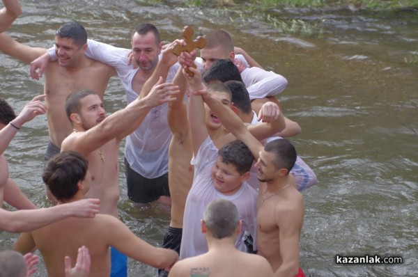 Йоанис Ксантопулос спаси кръста в Казанлък. Предаде го на най-малкия участник Никола Крушков