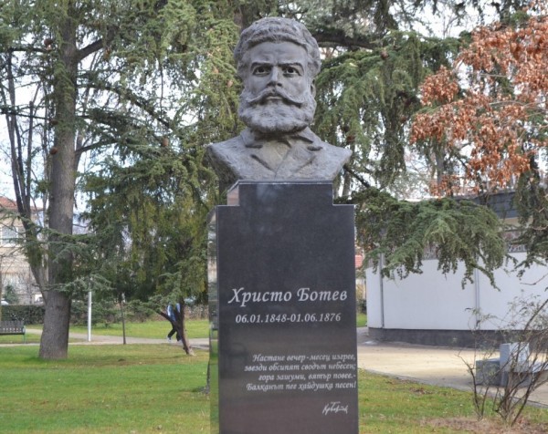 Поклон и цветя за Ботев